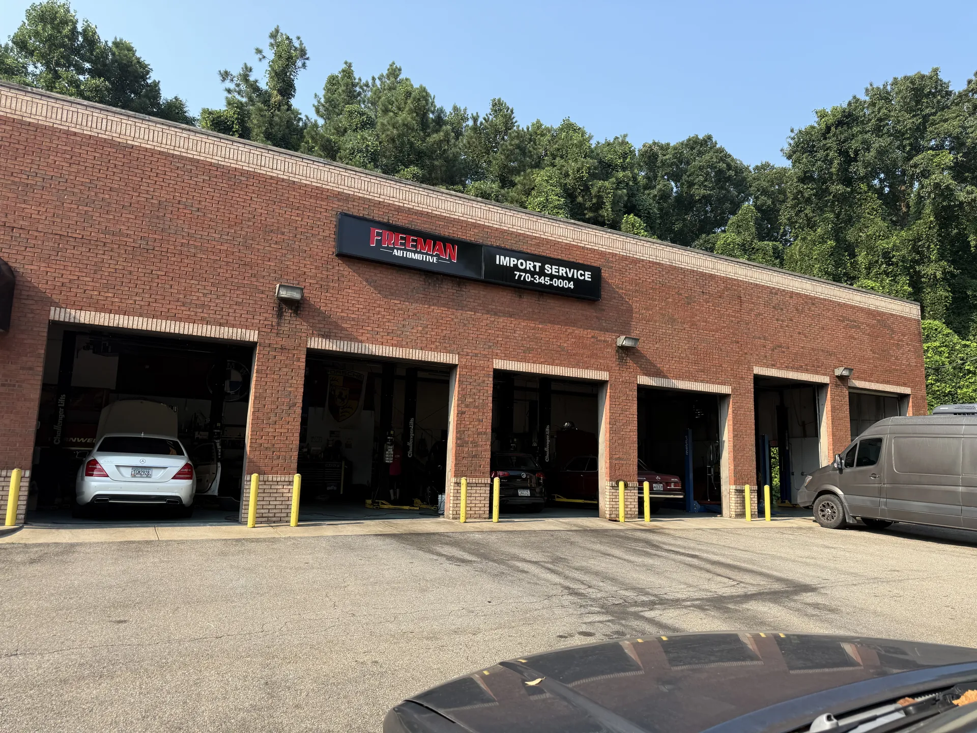 Fachada del taller Freeman Automotive en 12 Mill Street, Canton, Georgia